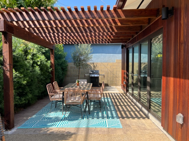 Building Photo - 3836 1/2 Seneca Ave