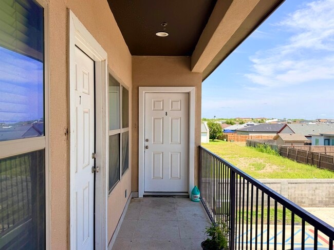 Building Photo - 5601 Cuenca Dr Unit 9