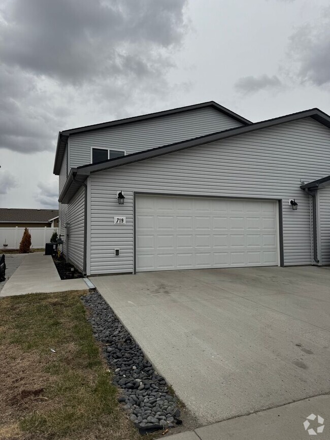 Building Photo - Cute twin home in SE Mandan