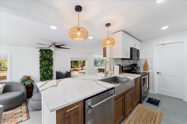 Photo - 2123 Holiday Ln