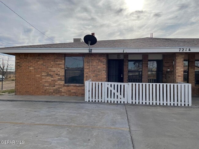 Building Photo - 7214 Dale Rd Unit 4