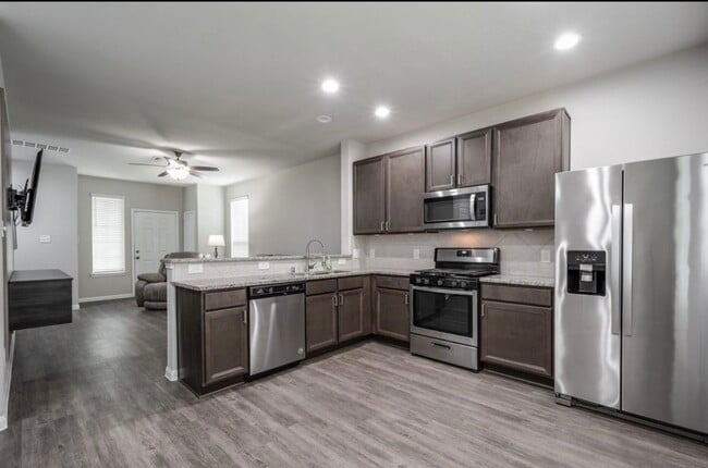 Photo - 17542 Holroyd Rd