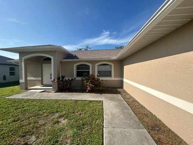 Building Photo - 3 bedroom 2 bathroom single family home