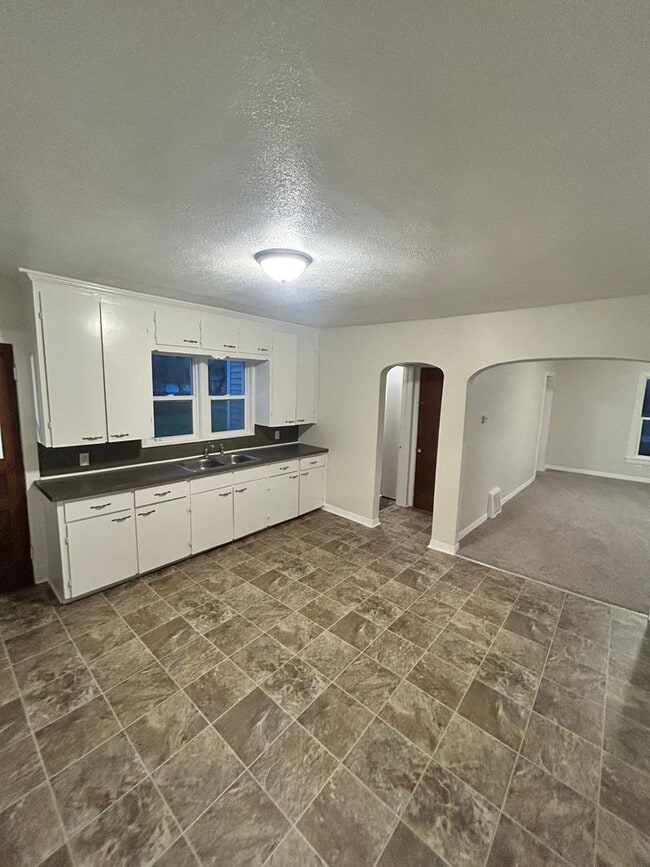 Photo - 270 W Pine St NE