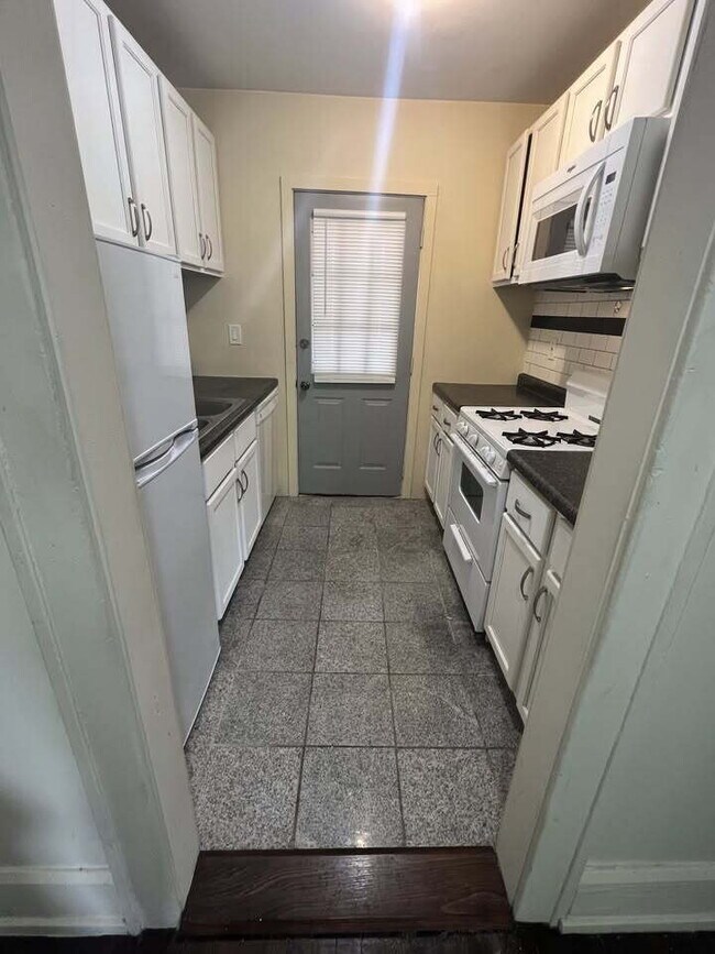 Photo - 1 Br / 1 Ba Historical Apartment in a Beau... Unit #3