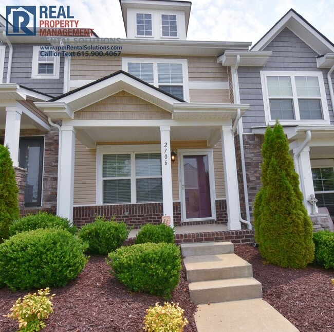 Building Photo - Wonderful townhome 15 min. to downtown Nashville- pool, tennis courts & fitness center!