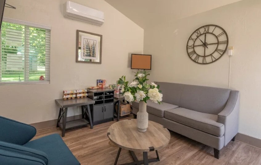 Photo - 1895 Benton Dr