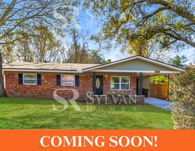 Building Photo - Feel right at home in this charming 3 bedroom, 2 bathroom home