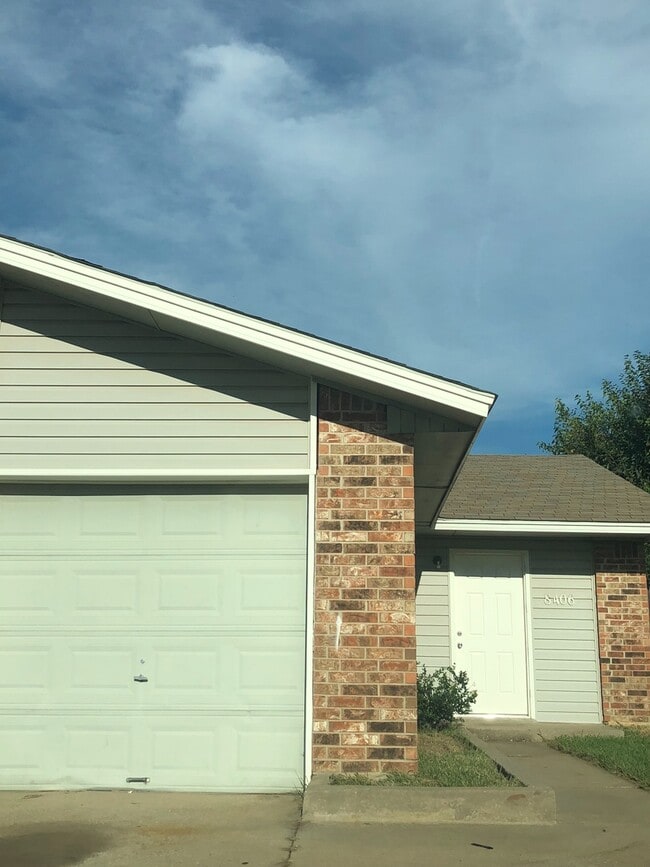 Building Photo - Duplex near OCCC!