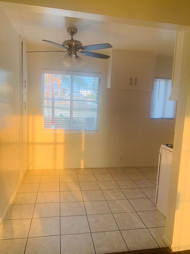 Building Photo - Cheerful and Spacious 1 bd/1bth Upstairs Unit 9012 Rental