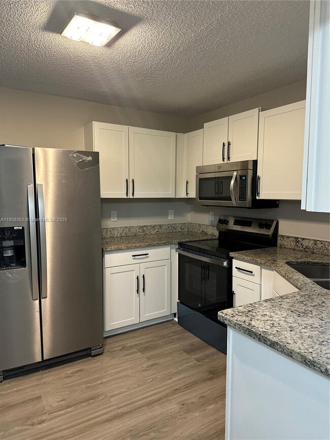 Building Photo - 3200 Sabal Palms Ct Unit B Rental