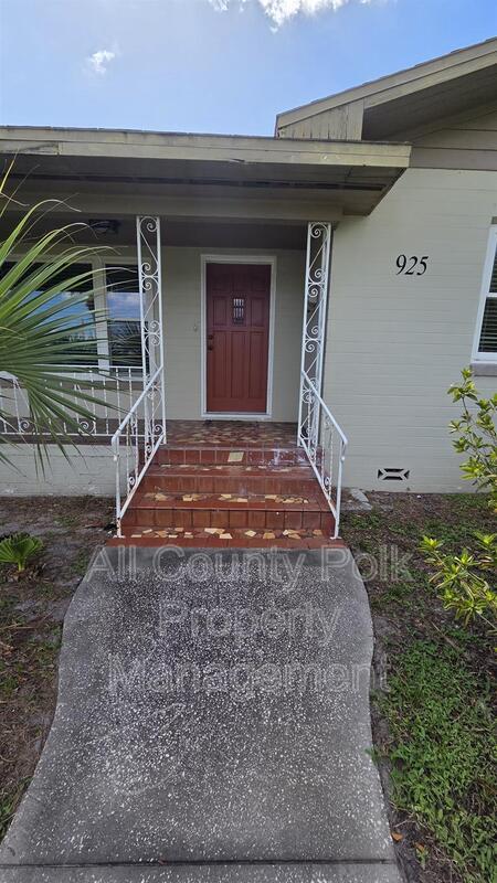 Photo - 925 Sikes Blvd
