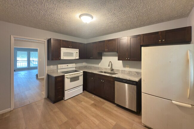 Photo - 1496 Springwood Dr SE