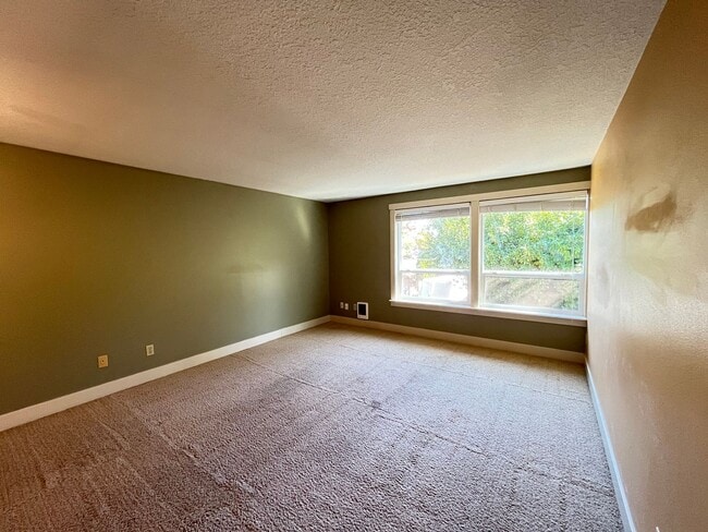 Photo - Lovely Private 2Bed + 1Bath Westmoreland Condo!! Secured Entry Building & Parking! Unit 1739