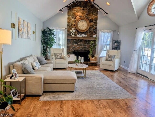 Building Photo - 190 Oak St