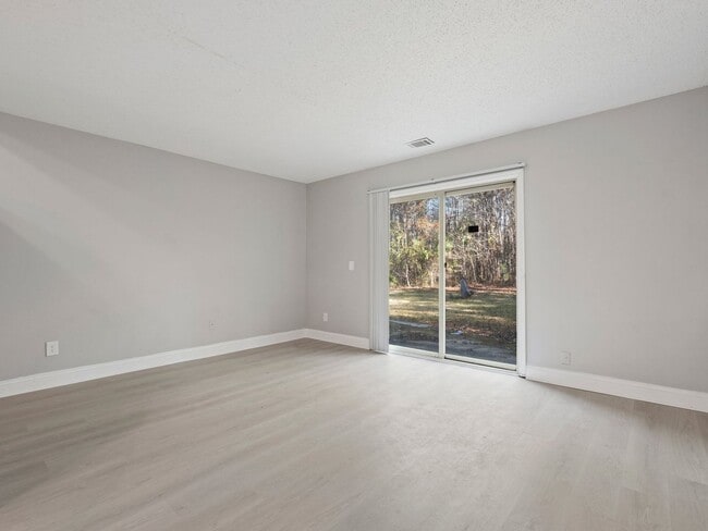 Photo - Colonial Pointe Apartments