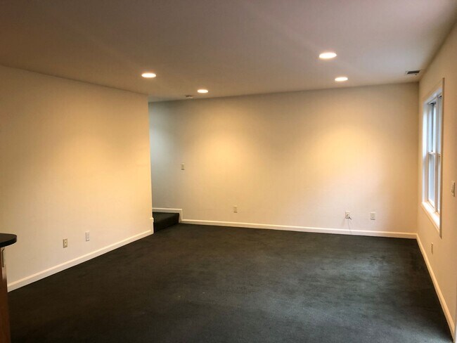 Photo - COMING SOON-Spacious 5bdr/3bath units available for a lease ending May 30. Building is located at... Unit D