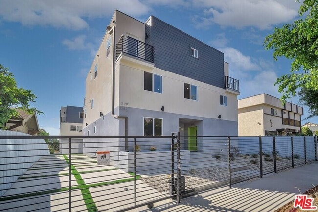 Building Photo - 227 S Park View St