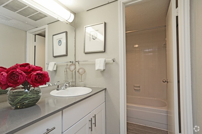 1BR,1BA - 491SF - OXFORD - BATHROOM