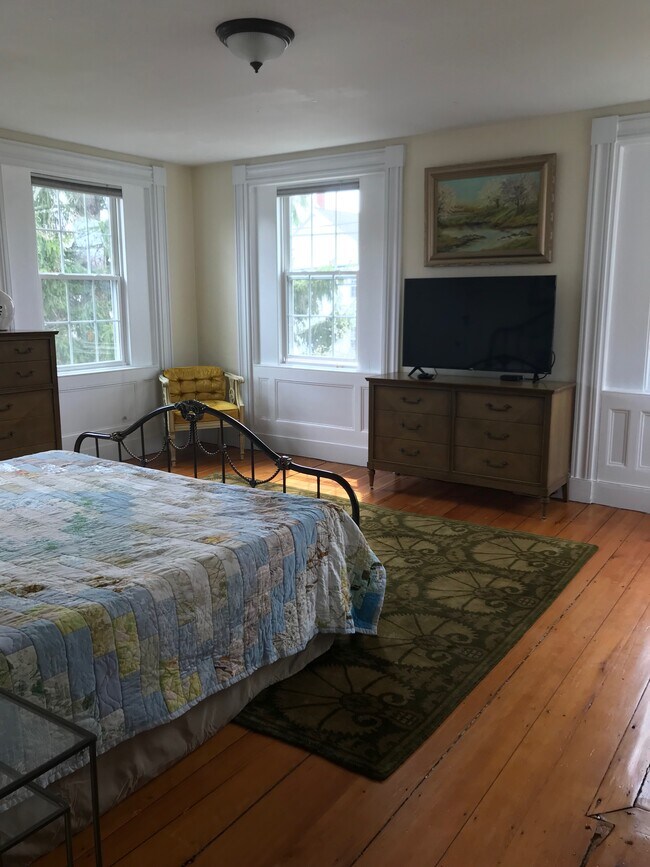 flat screen, wifi, smart tv - 160 High St Unit 2