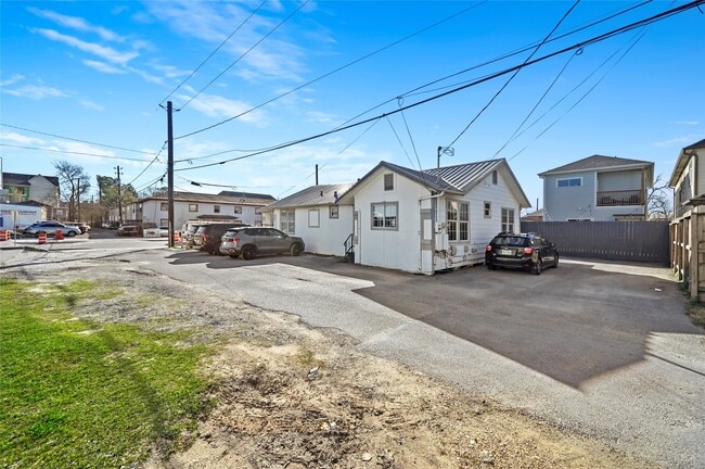 Building Photo - 2009 N Durham Dr