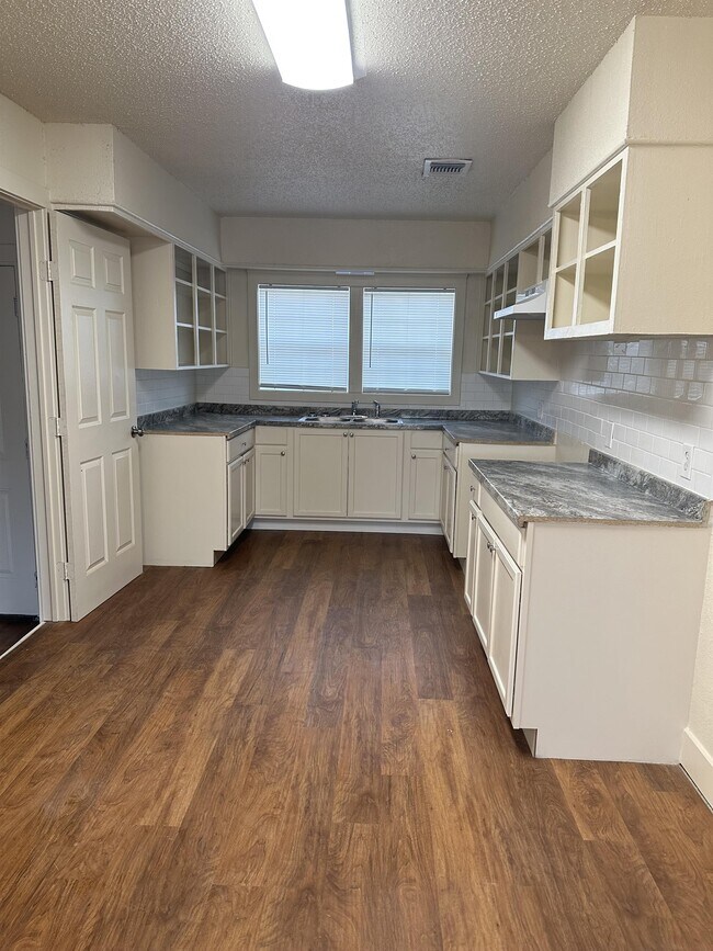 Photo - 5635 Avenue B