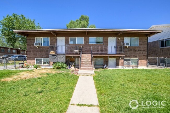 Building Photo - 1610 Ivy Cir Unit 3