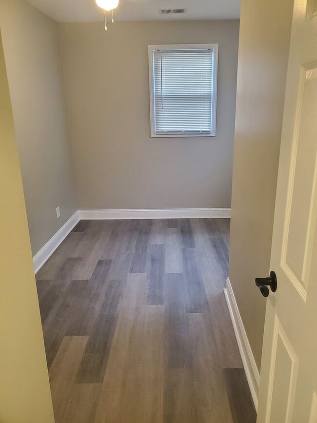 17 W Talbott St Unidad 1G Available $550 1G