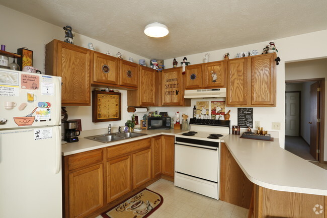 2BR, 1BA 930sq ft (3rd fl Open Concept) - Kitchen