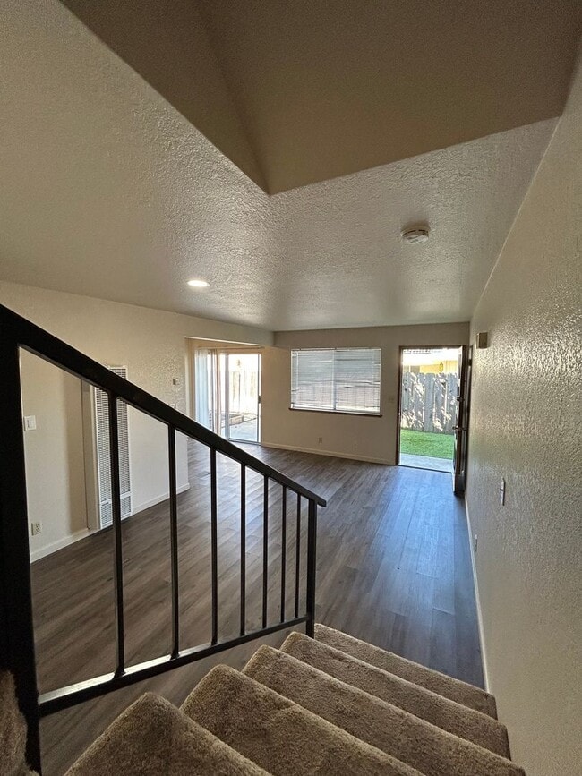 Photo - 2 Bed, 1.5 Bathroom Apartment Unit 1531 Gabilian -2