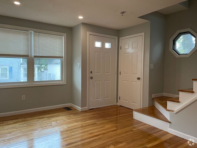 Building Photo - Well Maintained 2 Bedroom Condo w/Garage, ...