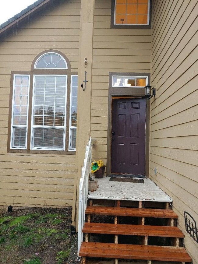 Building Photo - Newer 4 bedroom Home
