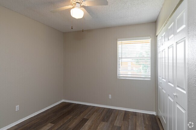 2HAB, 1BA - 700 ft²