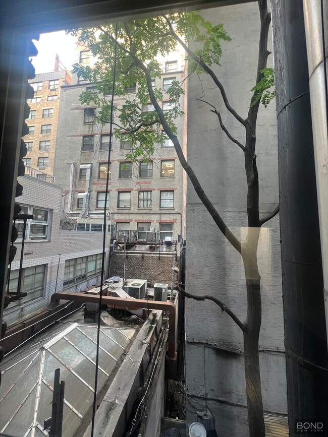 Building Photo - 159 E 55th St Unit 2B Rental
