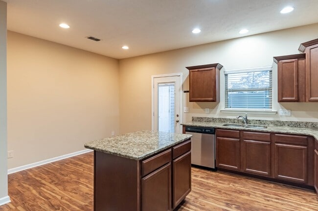 Photo - Available Now! Wonderfull Location! 2/2.5 Townhome w/ Upgrades.