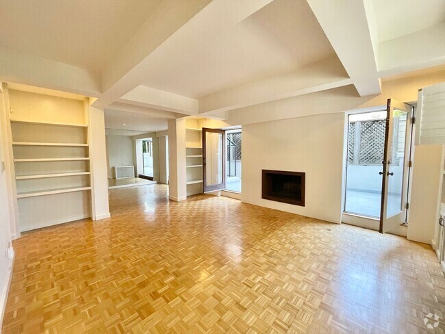 Building Photo - Coveted Pacific Heights Condo w/Private Pa...