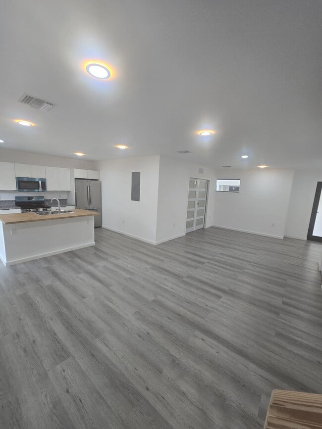 Photo - 568 NW 7th St