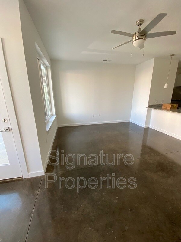 Photo - 110 W 12th St E Unidad A