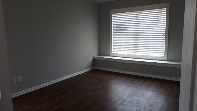 Dormitorio principal con asiento junto a la ventana - 4926 Villas Drive