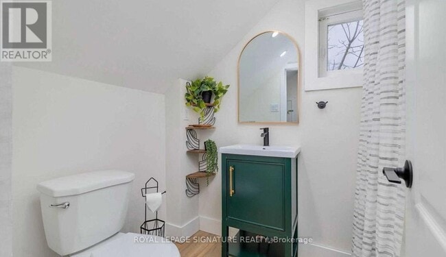 Photo - 659 Dolph St N