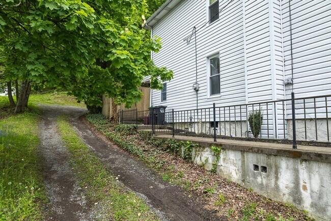 Photo - 221 Center St