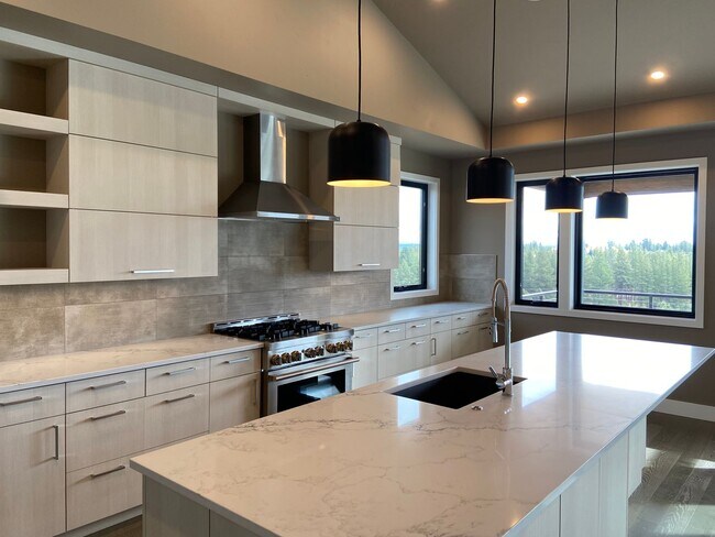 Photo - Newer, Modern Construction Home in Tetherow