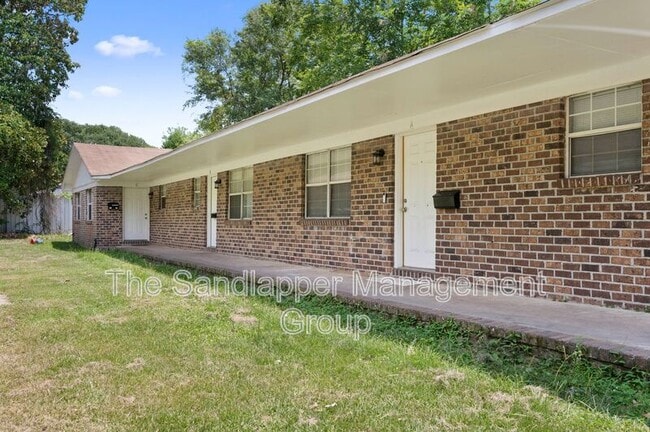 Building Photo - 634 Cashew St Unit B