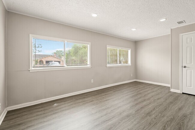 Photo - 15911 Mill Point Dr