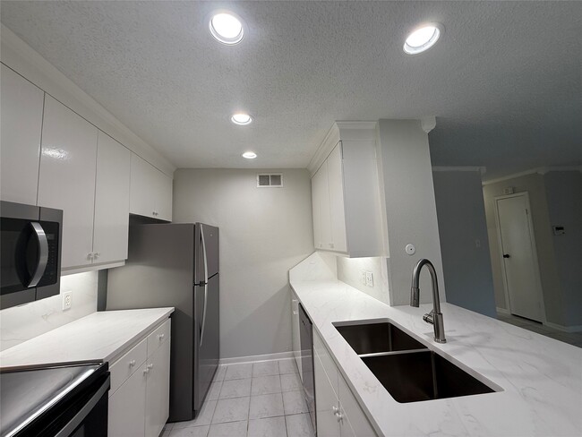 Building Photo - 2120 El Paseo St Unit 209