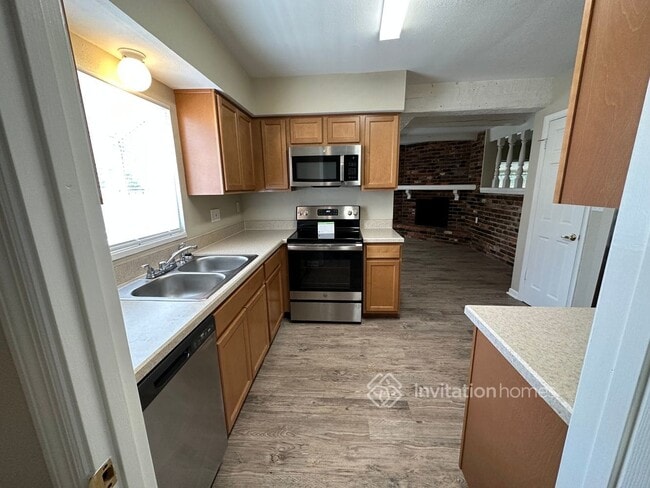 Photo - 2000 Sunderland Rd