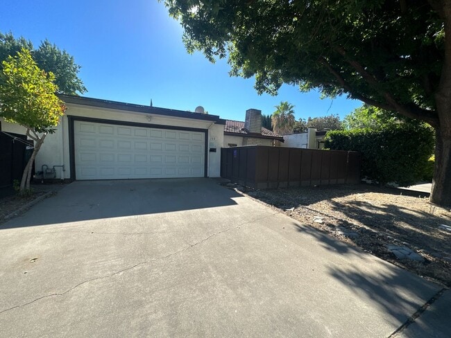 Photo - 308 N Riverside Dr