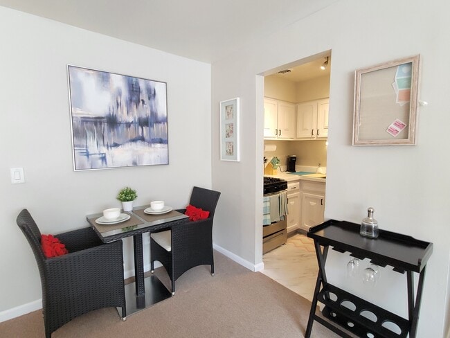 Dining table - 401 W Webster Ave Unit 204