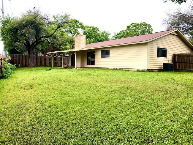 Building Photo - 11205 Champion Oak