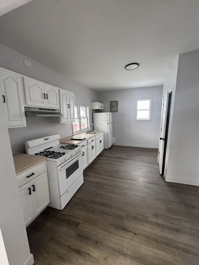 Photo - Welcome to this spacious 3-bedroom, 1-bathroom home located in the heart of Washington Courthouse...